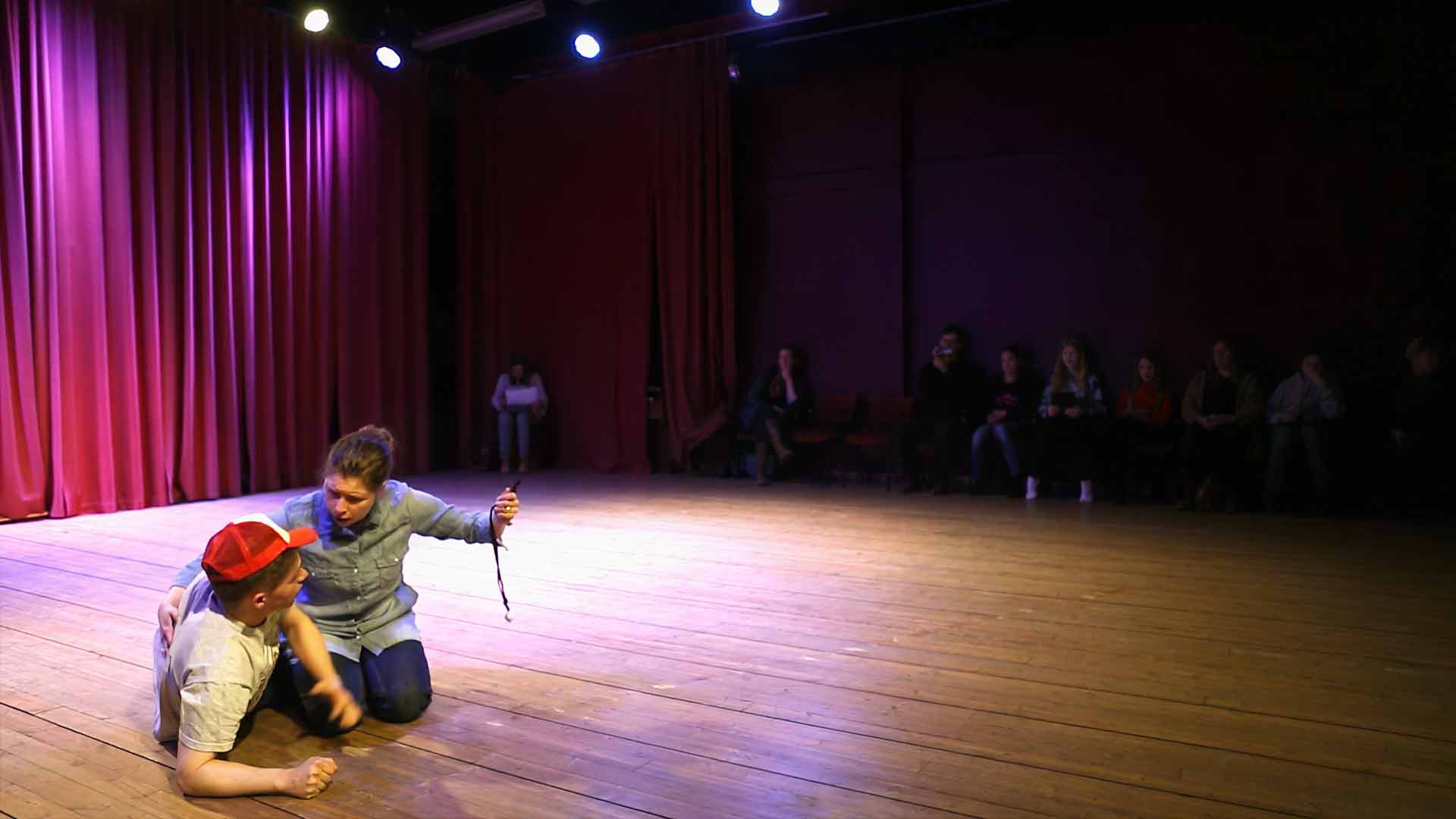 Skådespelare på Västanå Teater framför en Techformance baserat på en samisk föreställningsvärld.