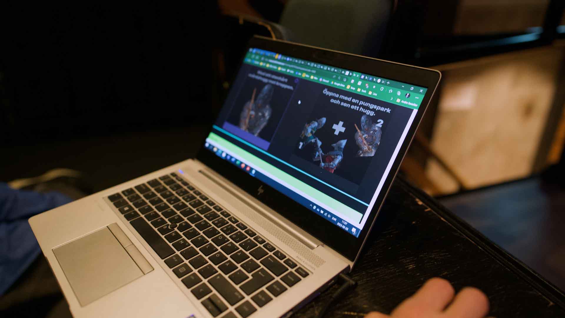 En dator visar Techformance-appen i inloggat läge. Publiken kan här välja mellan två våldsamma handlingsalternativ.