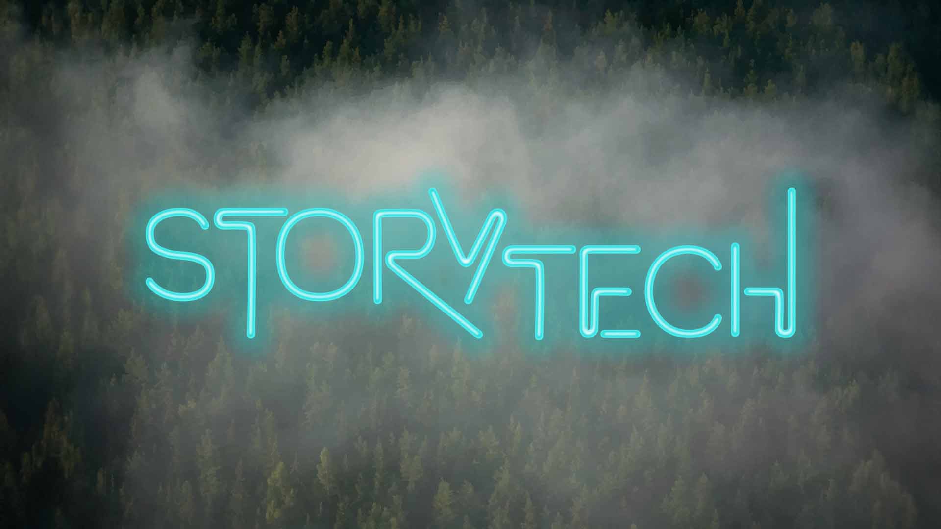 Storytech 2024 – neontext ovanpå en flygbild över molntäckt barrskog.